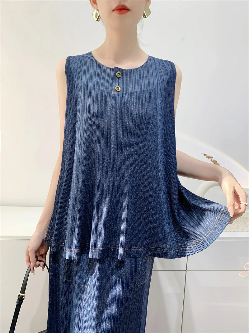 مياكي مطوية الدنيم نمط فستان ضيق 2025 صيف جديد بلا أكمام الدنيم اللون المطبوعة نصف تنورة مجموعة عادية مريحة