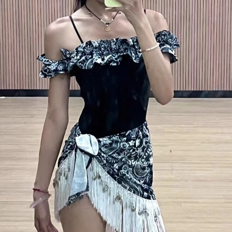 

Новинка 2023 года, комплект платьев для латинских танцев для взрослых, комплект для женщин, серебряная юбка с кисточками и цветочным принтом, купальник Gallus, ча-ча, самба, тренировочное выступление