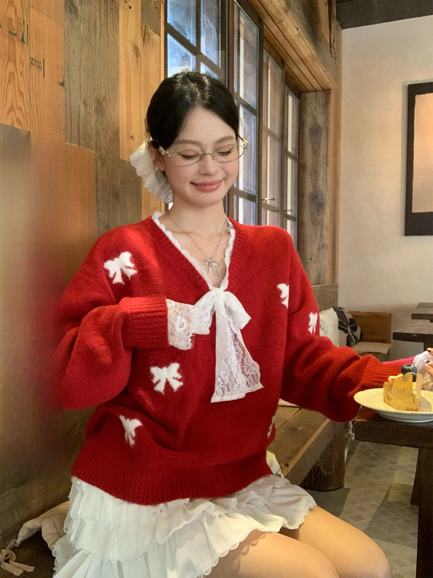 

Красный свободный свитер с V-образным вырезом для женщин, новинка весенней коллекции, с кружевными вставками, бантом и вышивкой, модный, мягкий и удобный.