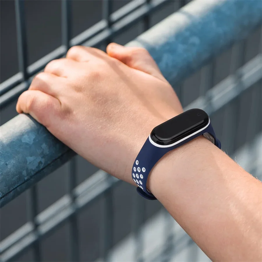 حزام ساعة رياضي لساعة Xiaomi Mi Band 7 NFC الذكية Correa miband7 سوار معصم من السيليكون بفتحة هوائية على حزام Mi 6 5 4 3 7 8