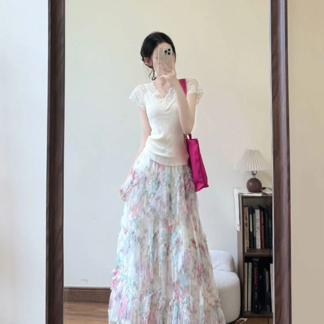 

Летний комплект из двух предметов: футболка с V-образным вырезом и кружевными вставками, короткий рукав, и юбка с цветочным принтом. Женская мода в корейском стиле.