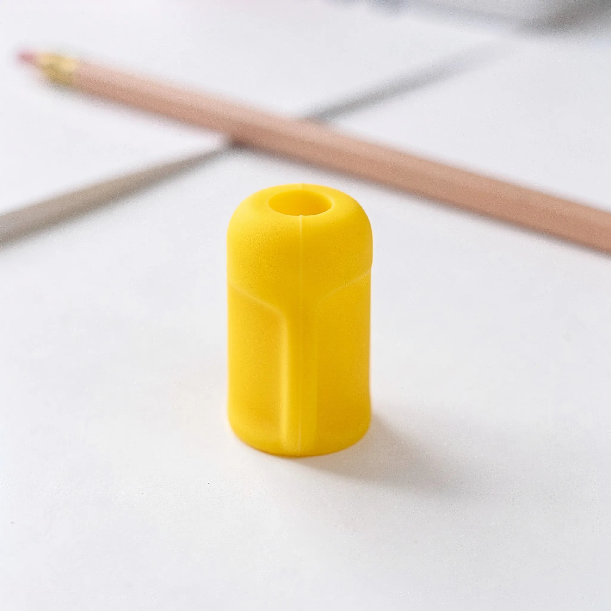 100Pcs Silicone Pencil Holder Writing Aid Soft Grip Pen Clips Writing Grip Helper Handwriting Assistance Tools