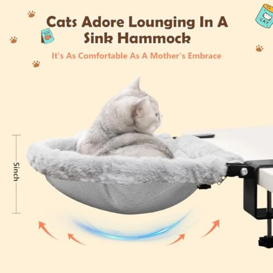gatto che dorme nell'amaca