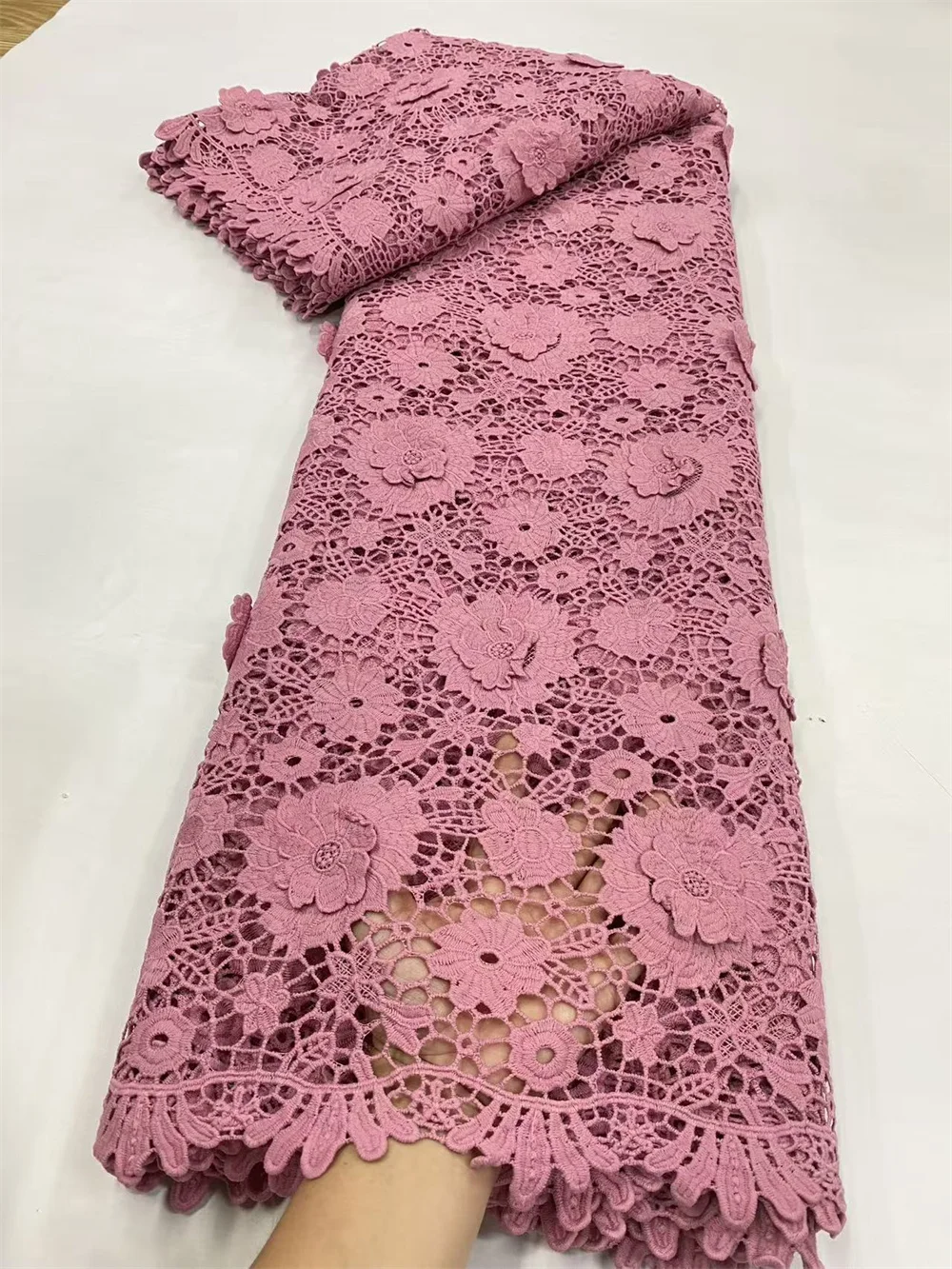 

Африканская 3D молочная шелковая 3D кружевная ткань 2025 Высококачественное кружево 5 ярдов Нигерийская французская сетчатая кружевная ткань для свадебного платья Hm85-1