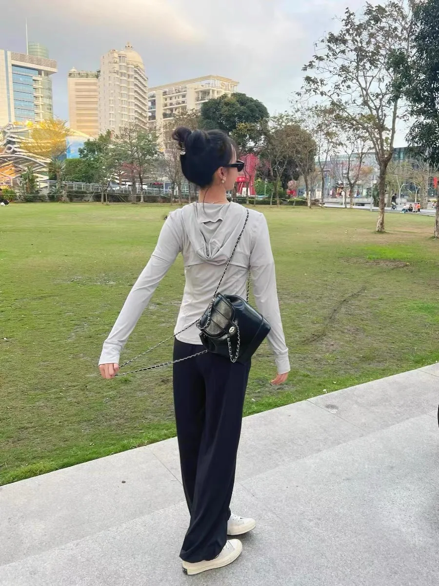 حقيبة ظهر نسائية URGD موديل 2025 الجديدة، حقيبة كتب بسيطة وراقية بسلسلة، تصميم أنيق للشباب، مصنوعة من مادة البوليستر الناعمة