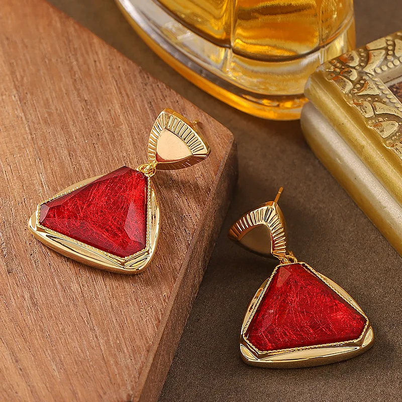 

Fashionable and exquisite face-shaping geometric triangular resin earrings light luxury niche high-end celebrity banquet earring