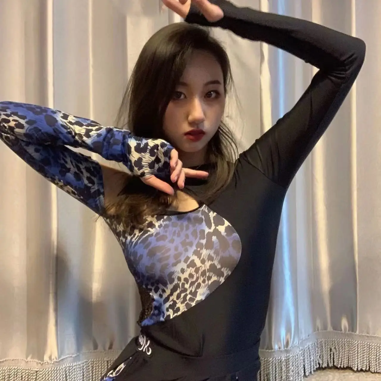 trajes-sexys-para-actuaciones-de-baile-latino-top-con-estampado-de-leopardo-y-hombros-descubiertos-para-mujer-falda-traje-dividido-ropa-de-baile-moderno-para-mujer-dn19784