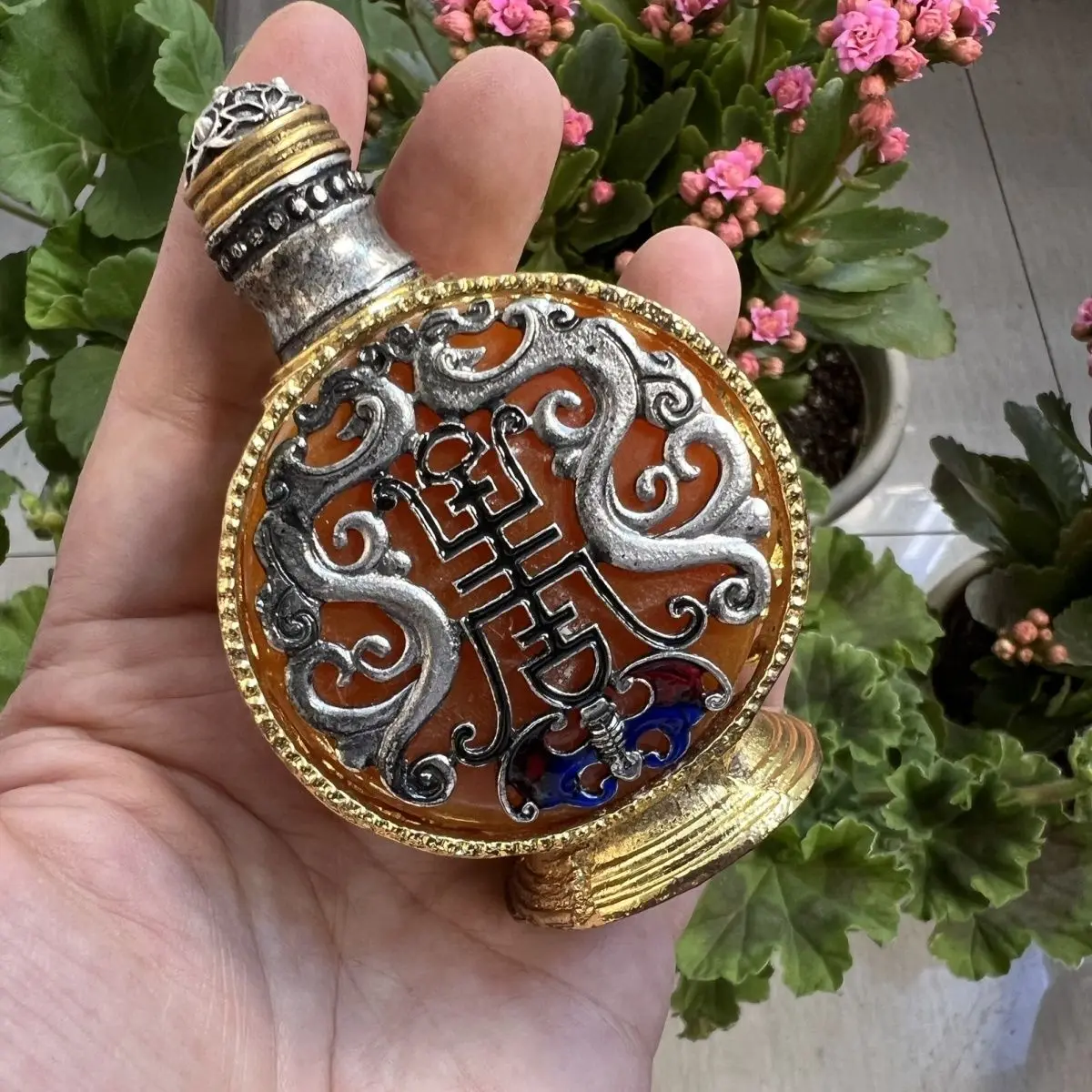 Antique interior painting Tibetan snuff bottle inlay characteristic art
