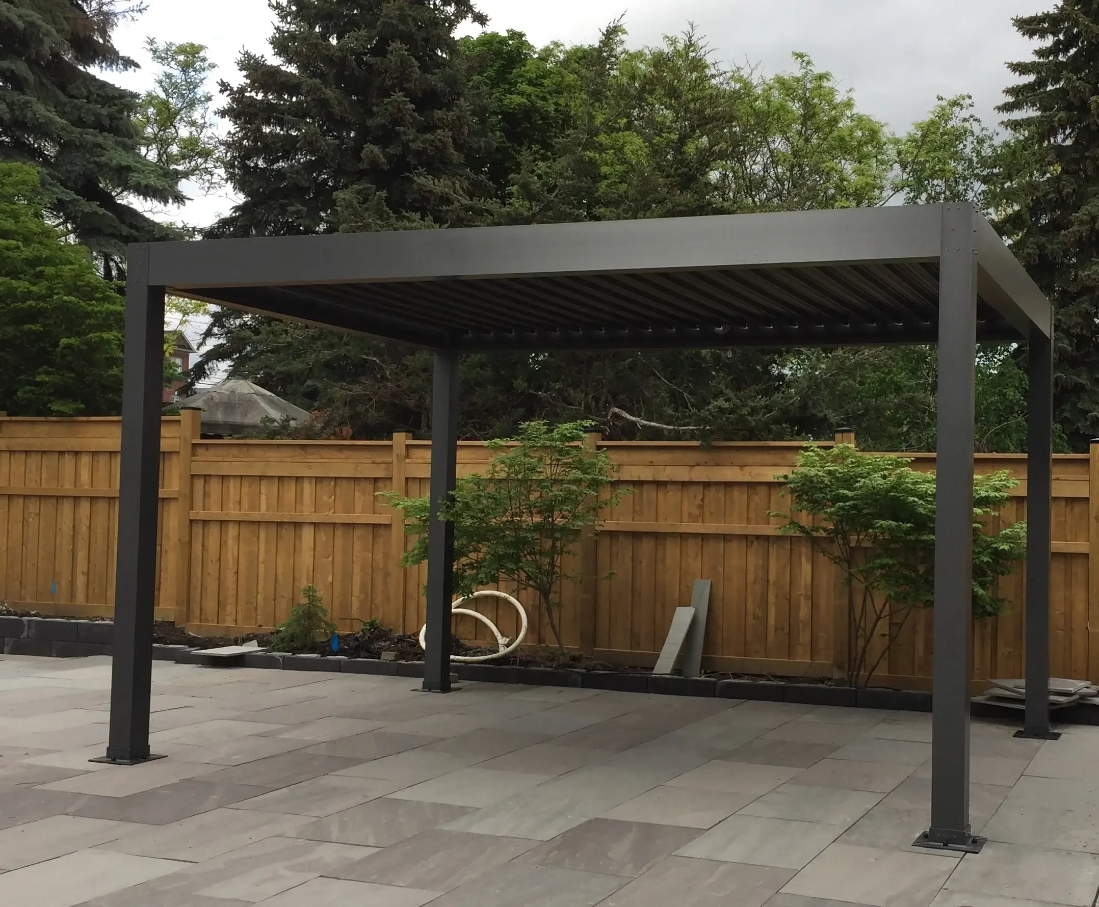 Pergola à persiennes en aluminium bioclimatique, parasol de jardin extérieur dans la cour de la maison