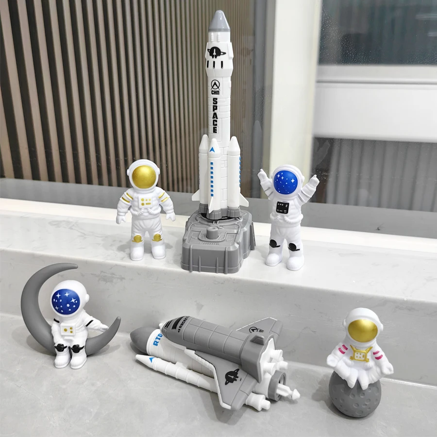 

Космический корабль + игрушечная космическая ракета, способные запускать космонавтов из ракетных центров, подходят для подарков на день рождения мальчикам.