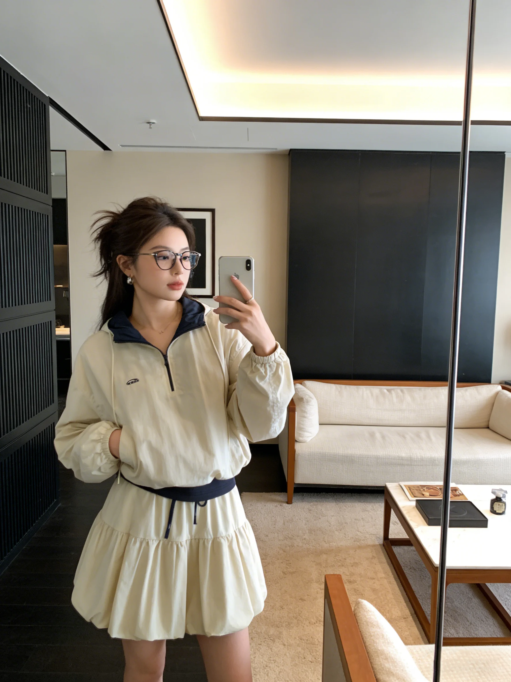 

Повседневный спортивный комплект: куртка с вышивкой и защитой от солнца, имитация двухслойности, и юбка-шорты с высокой талией и цветочным принтом. Женский весенний комплект.