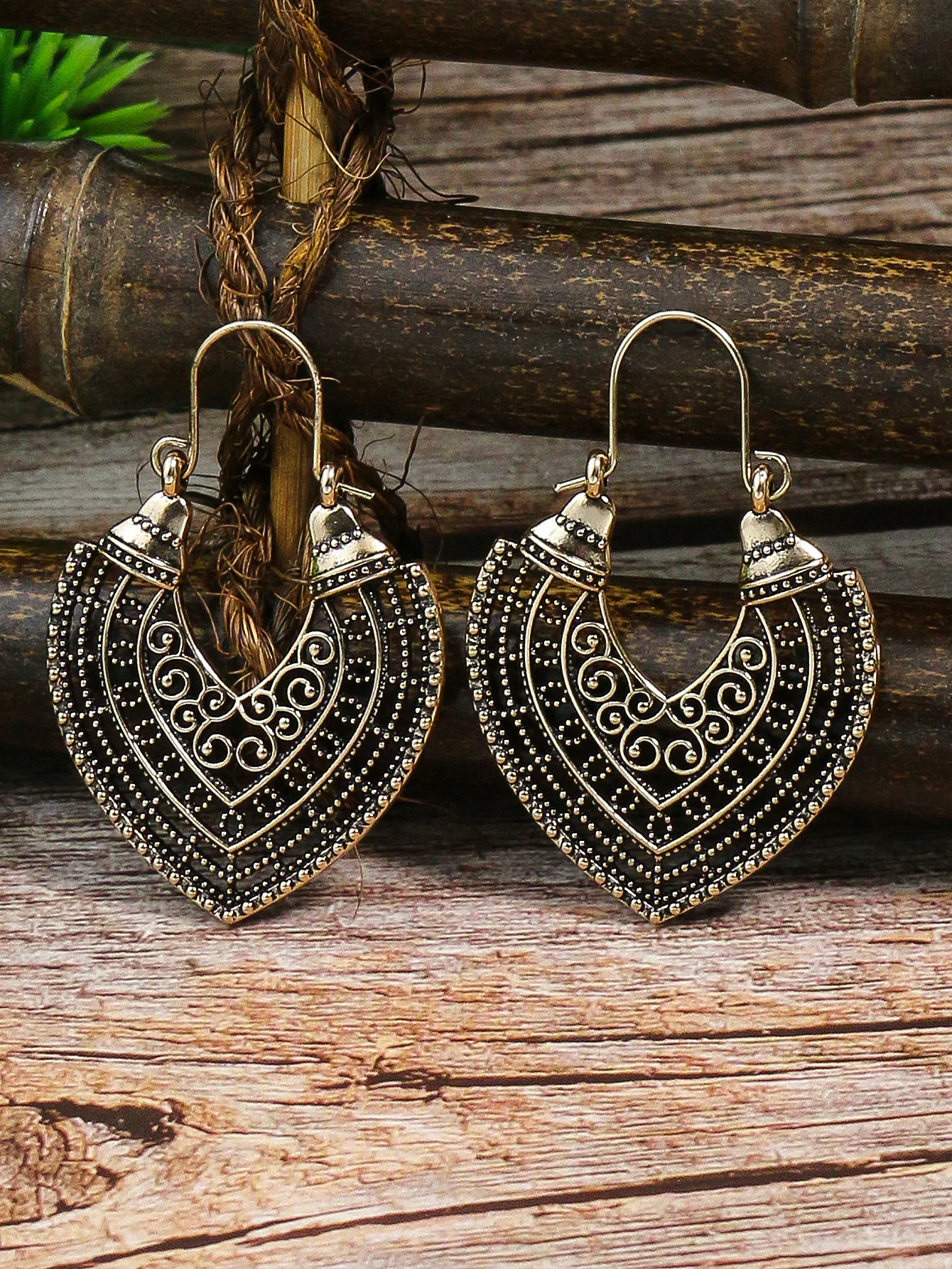 Vintage ethnic style bronze hollowed out carved pendant earrings can be paired with everyday clothing as a gift