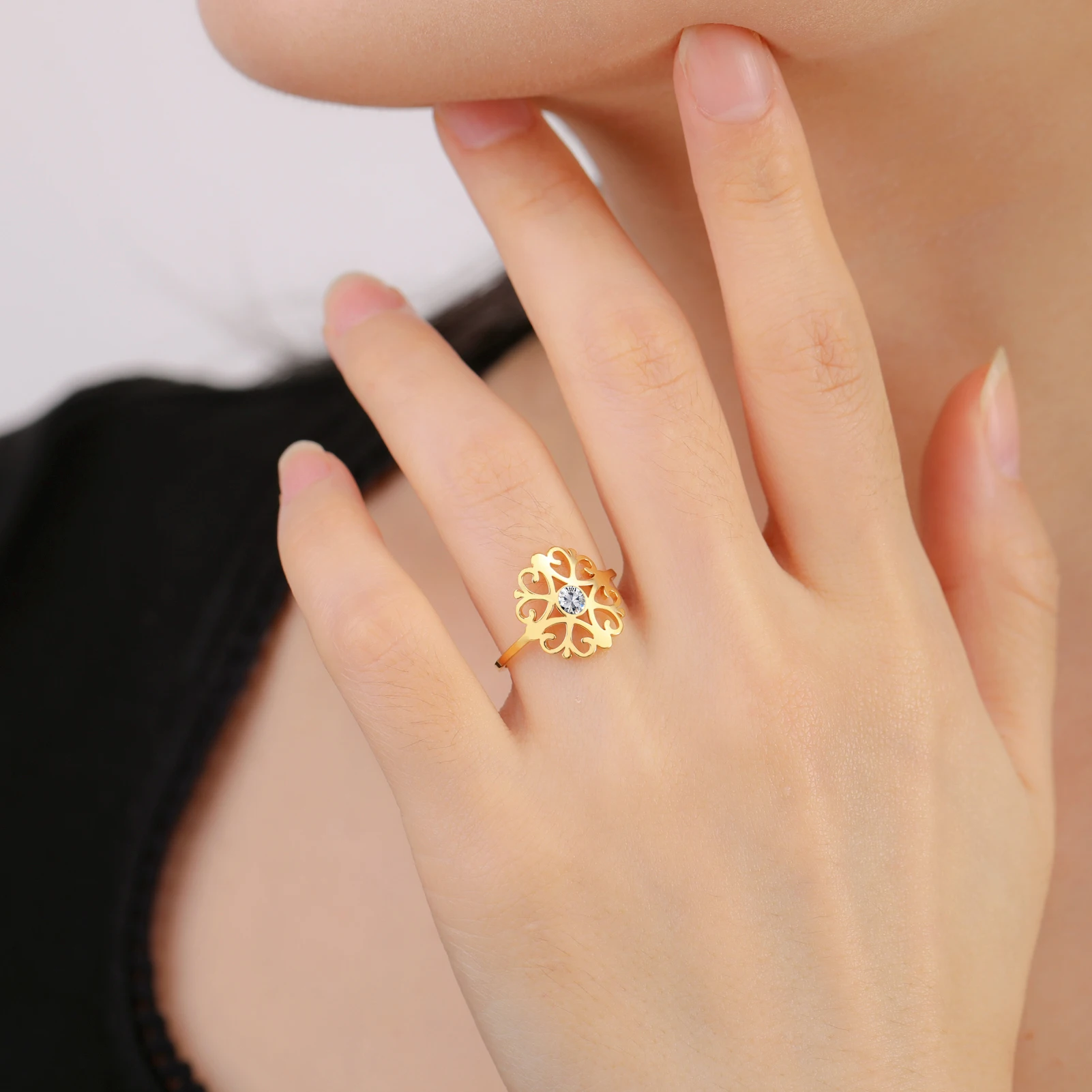 Skyrim Edelstahl-Blumenring mit Klaren Zirkonen Damenringe Ehering Böhmischer Schmuck Jubiläumsgeschenk Großhandel – Detail 10