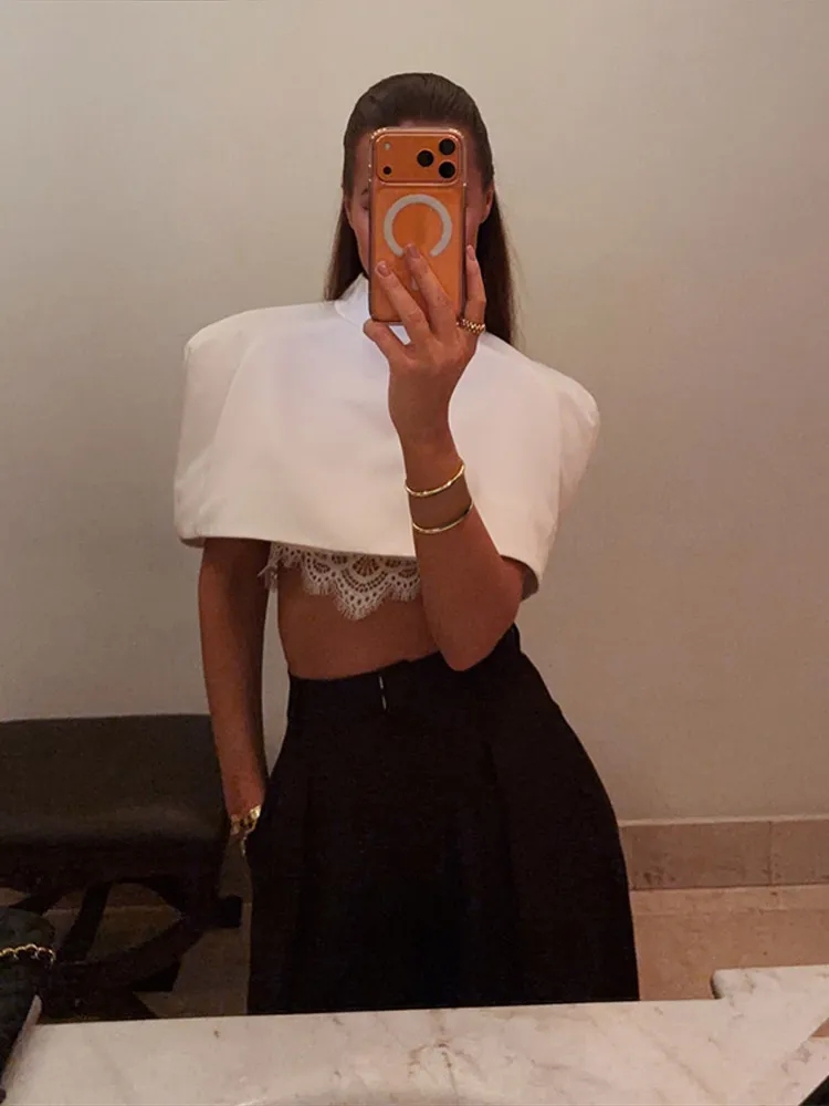 Camiseta Feminina Elegante Preta com Gola Alta, Manga Curta, Ombreiras e Detalhe de Xale, Primavera Verão 2026, para Festa