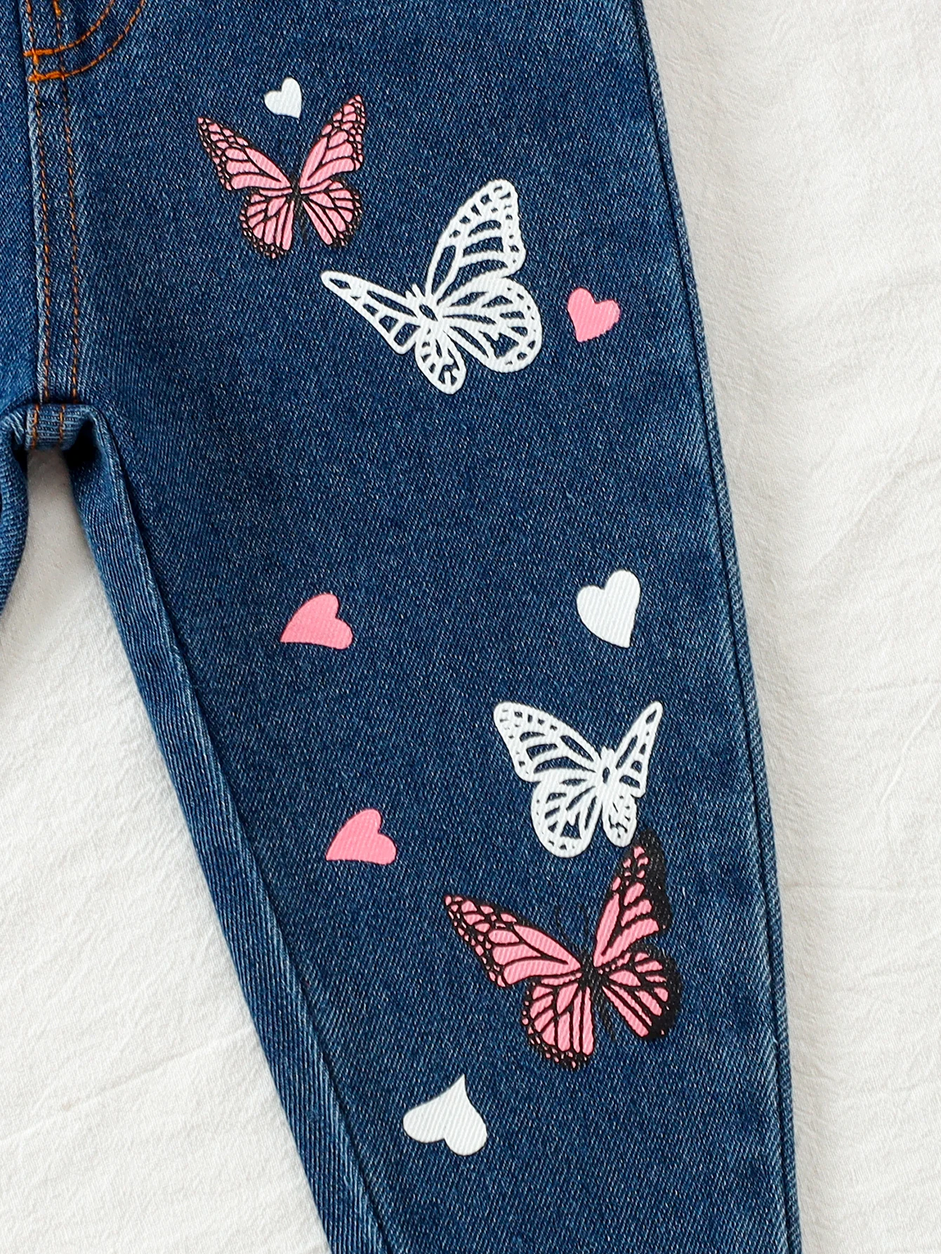 Kinder-Denim-Jeans mit Schmetterlingsdruck, süßer Stil, bequem, verschleißfest, geeignet für die tägliche Outdoor-Freizeitkleidung von Kindern – Detail 5