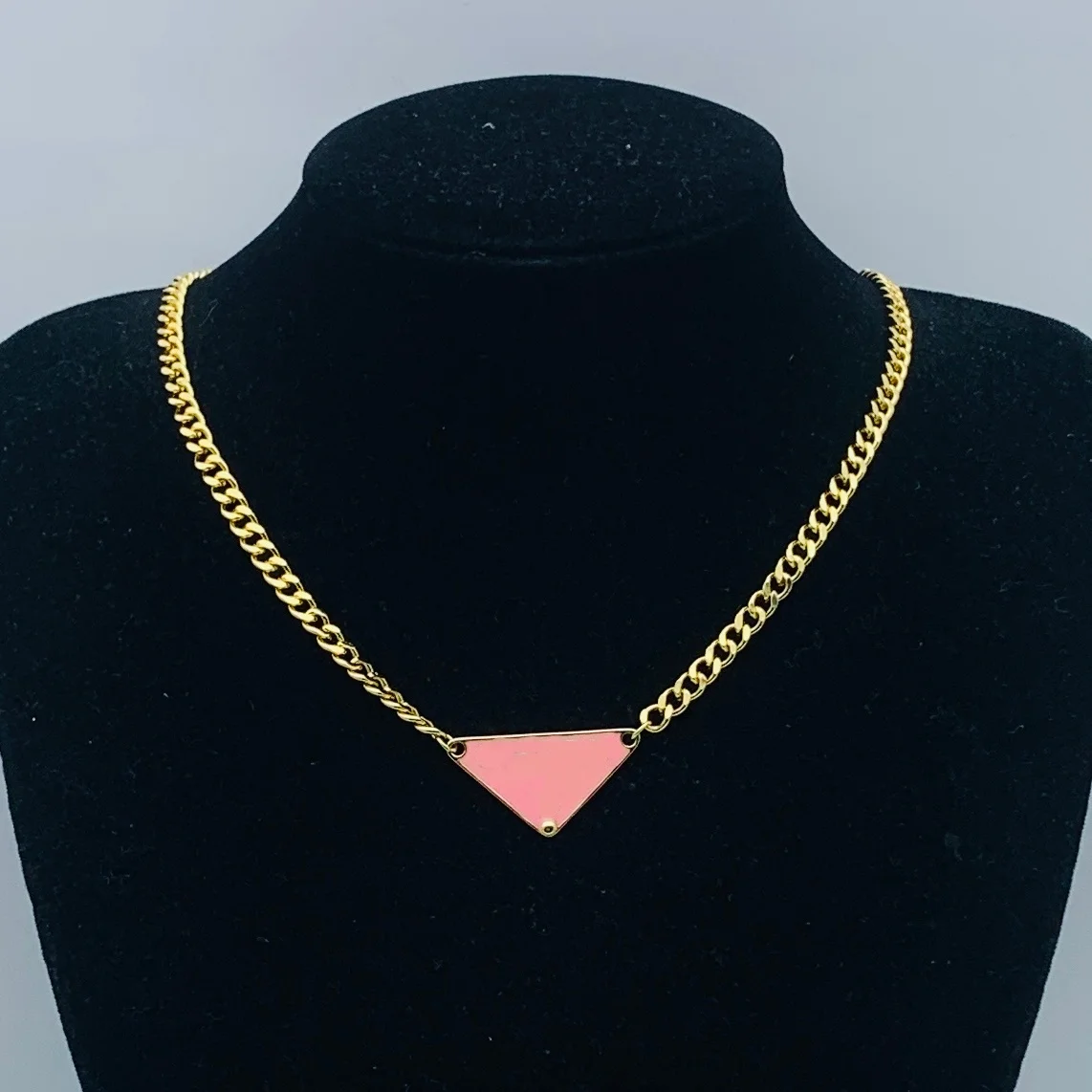 

Новое розовое эмалевое ожерелье с треугольным кулоном на цепочке-жгуте, золотистого цвета, модные женские ювелирные украшения