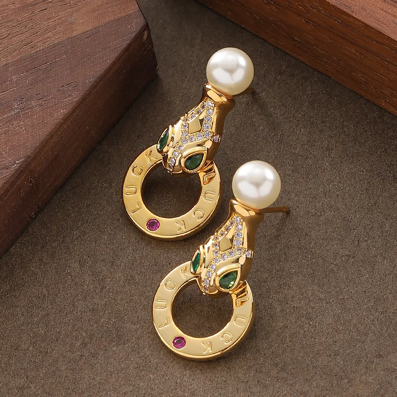 Environmentally friendly electroplating exquisite micropaved green zirconia pearl snake-shaped earrings niche design earrings