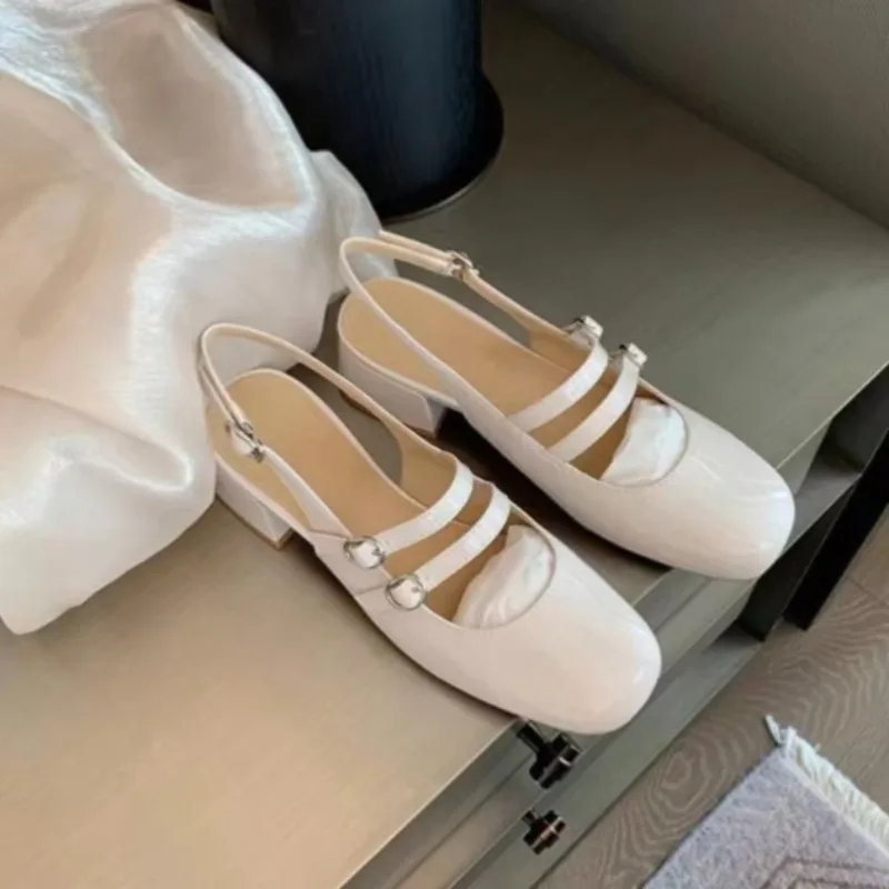 

Женские красные лоферы из лакированной кожи, модные черные босоножки на каблуке, женские туфли на низком каблуке с ремешком сзади, женская обувь