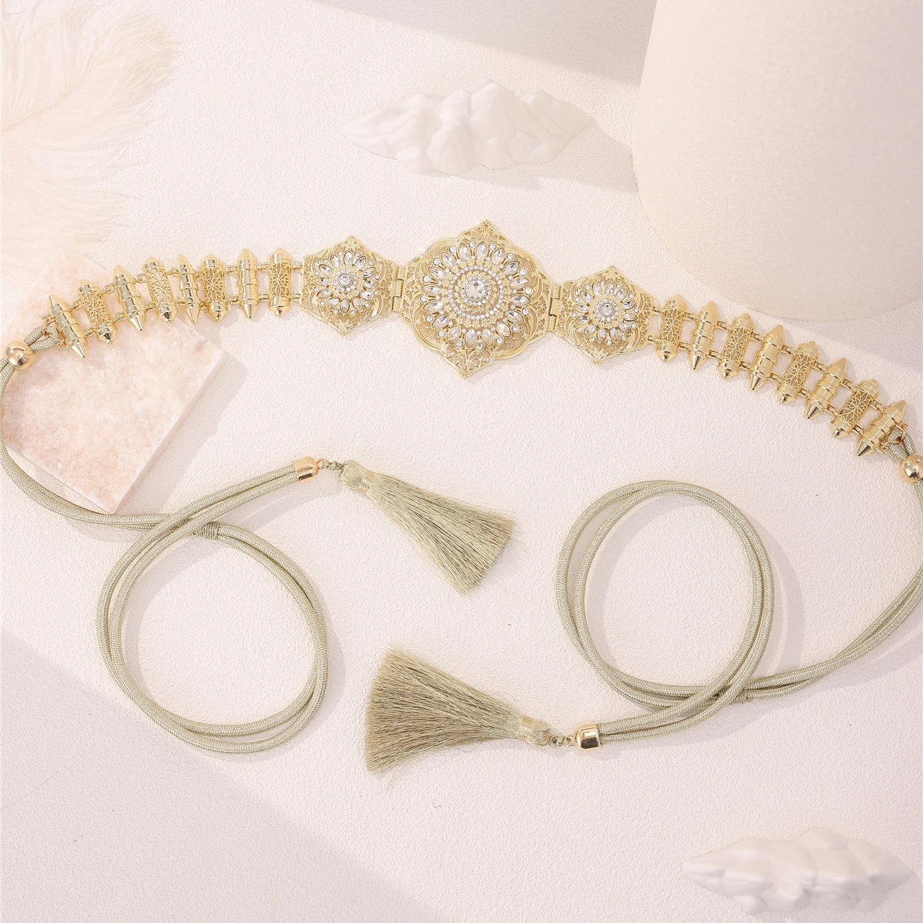 

1 винтажный женский пояс для халата в дворцовом стиле с резным цветочным дизайном, инкрустированный количеством страз и веревочной цепочкой на талию с кисточками, марокканская женская цепочка для свадебных банкетных украшений