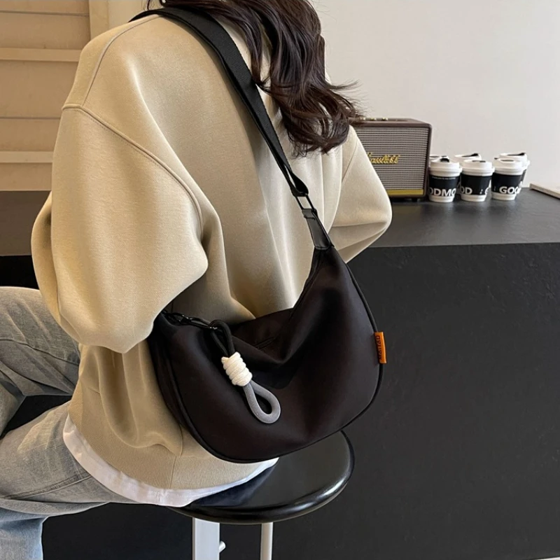 2024 New Fashion Crossbody Bag Simple Wide Shoulder Strap Design Single Shoulder Bag Original Style Commuting Dumpling Women Bag