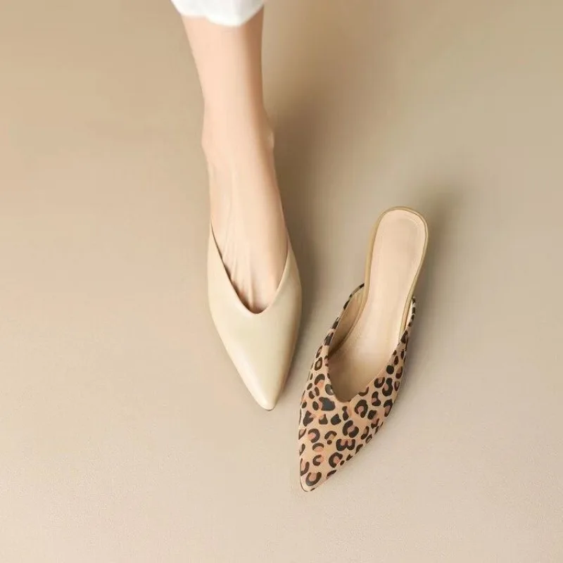 Sapatos femininos leopardo impressão apontou exterior chinelos 2025 primavera verão novo fino e versátil casual saco de salto fino cabeça sandálias