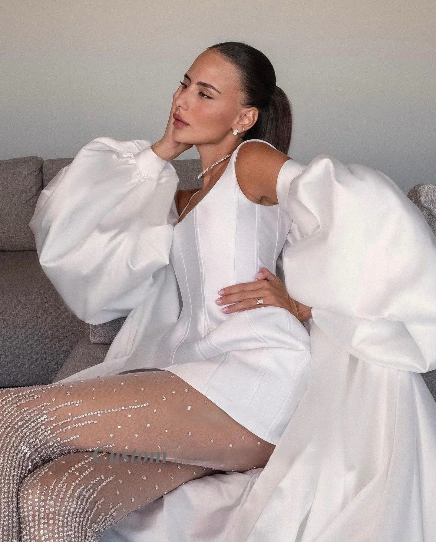 Manloli シンプルなサテンミニブライダルドレス 2 点セットラウンドネックウェディングドレスカスタム取り外し可能なフロアプルドレスローブ