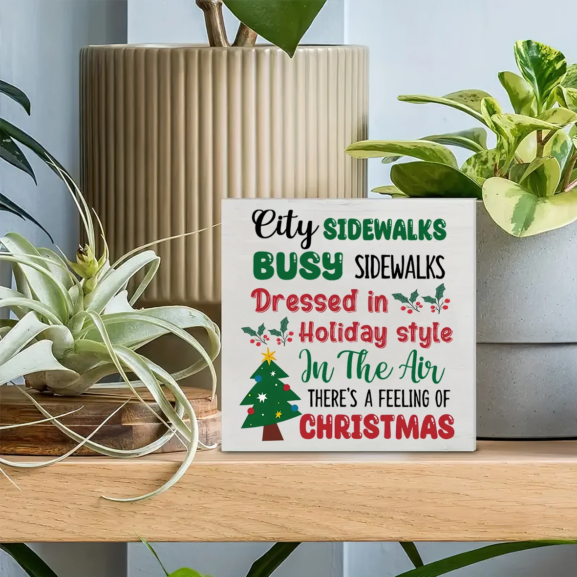 قطعة واحدة من زخرفة سطح المكتب لعيد الميلاد الاحتفالي - "أرصفة المدينة مشغولة بنمط العطلة" خشب، أحمر وأخضر مع لهجات هولي