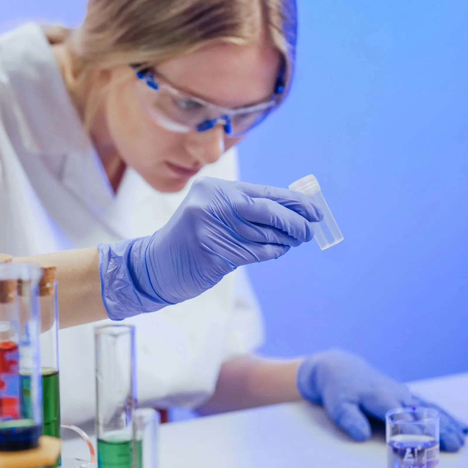 

100 шт. маленьких пробирок для образцов, пластиковые флаконы для образцов объемом 5 мл, прозрачные, с надежной герметизацией, многоразовые, для лабораторных и полевых исследований