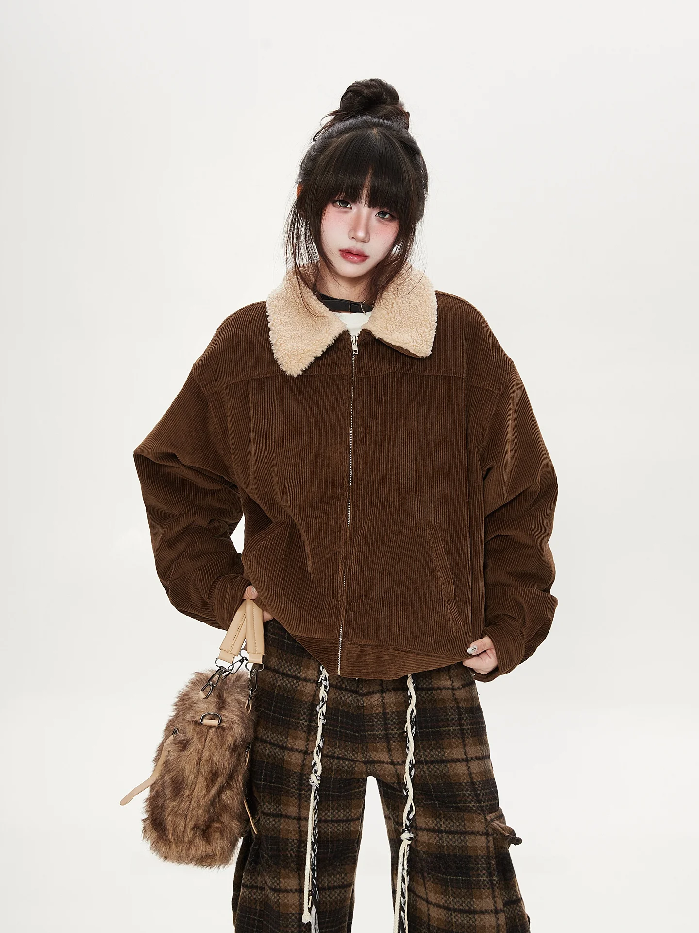 

Утепленная вельветовая куртка женская в американском ретро-стиле с меховым воротником, зимняя новинка, теплая, с длинными рукавами, на молнии