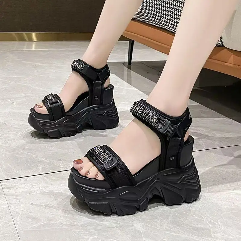 Sandales à plateforme haute pour femmes noires, pantoufles scintillantes à talons compensés de 11CM, bout ouvert, chaussures épaisses en cuir blanc, nouvelle collection été