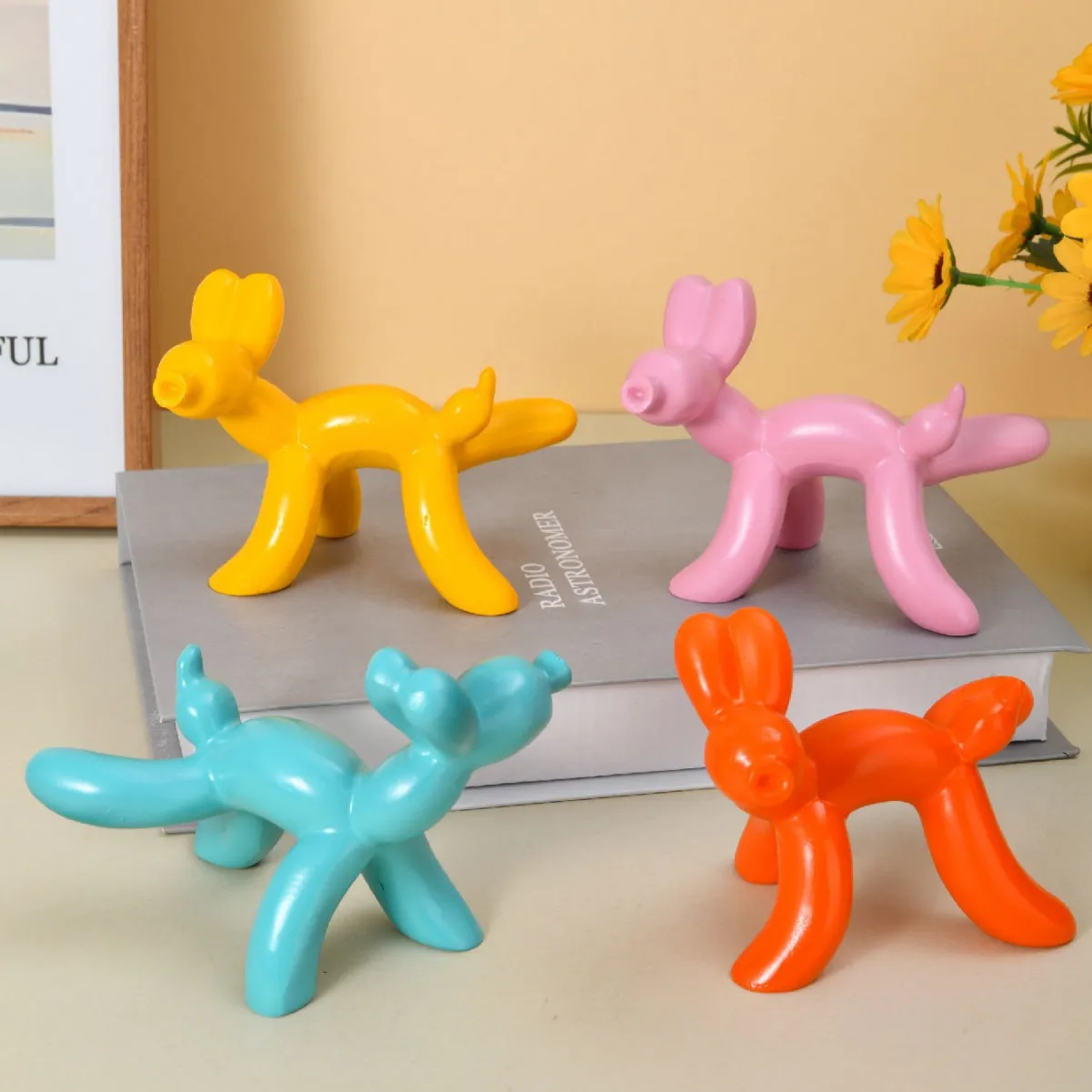 Modern Minimalist Resin Peeing Dog Balloon Dog Figurine - Creative Home Decor, Unique Living Room Showpiece