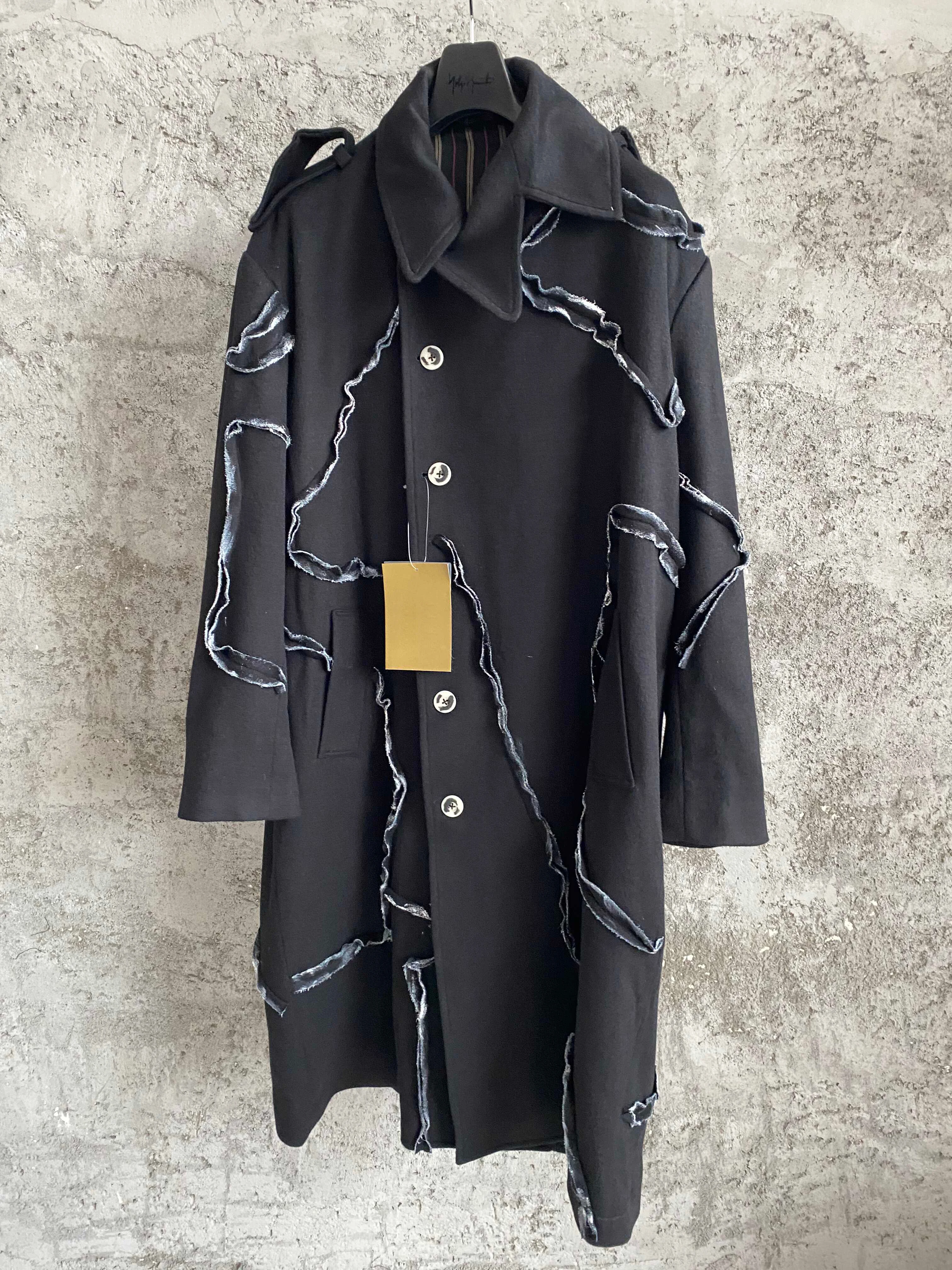 TOP-YAMAMOTO black and white painted wool with ruffled edges and horn buckles, thick coat