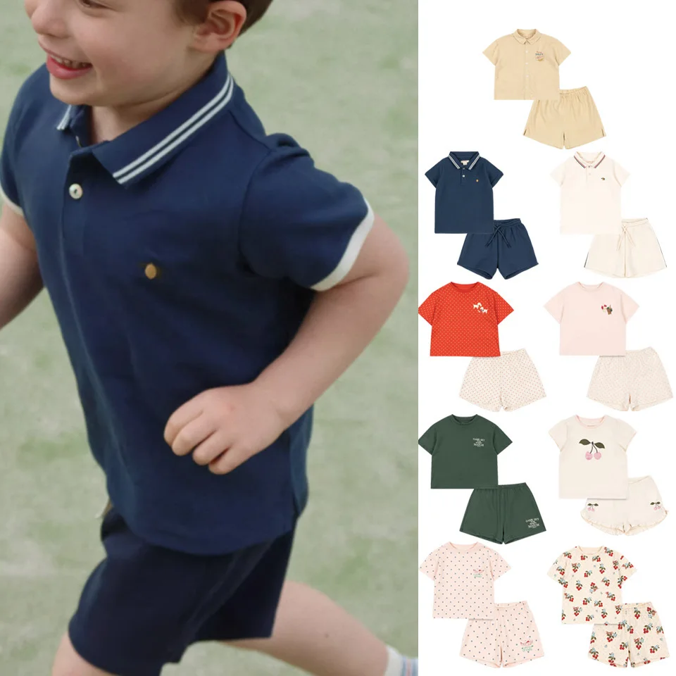 

Детские комплекты одежды SS26 для мальчиков и девочек: футболки с коротким рукавом и брюки с милым принтом, стильные комплекты для детей.