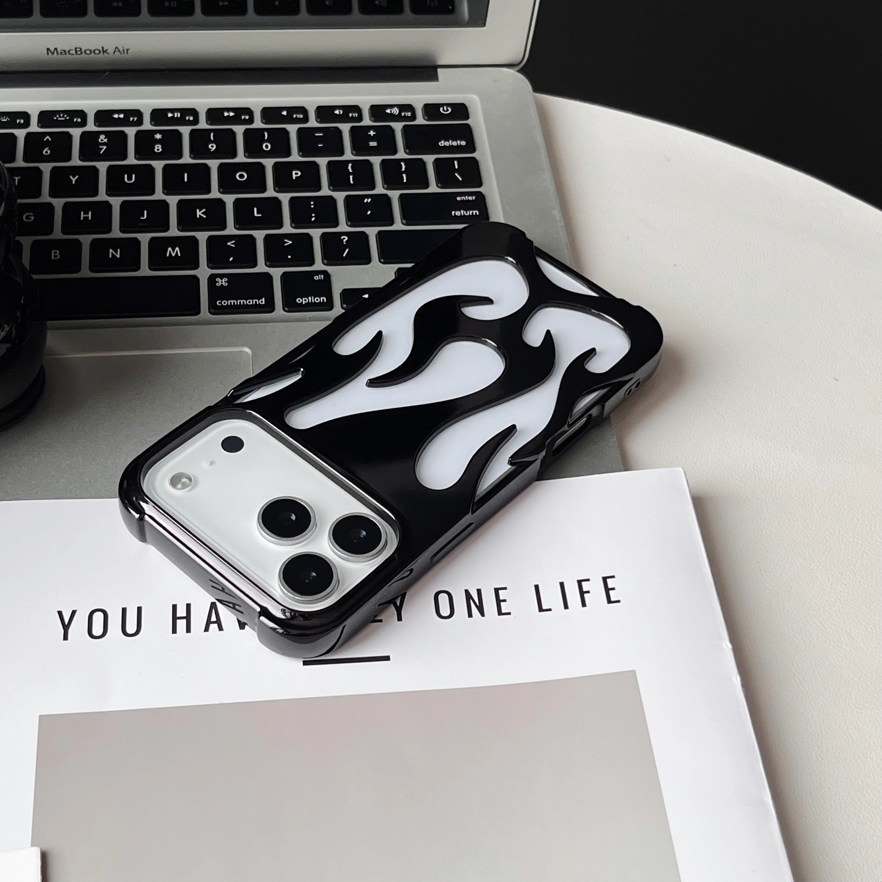 Luxuriöse 3D-Flammenmuster Hohle Schlanke Handyhülle für iPhone 18 17 16 15 14 13 12 11 Pro Max Air Stoßfeste Schutzhülle – Detail 16