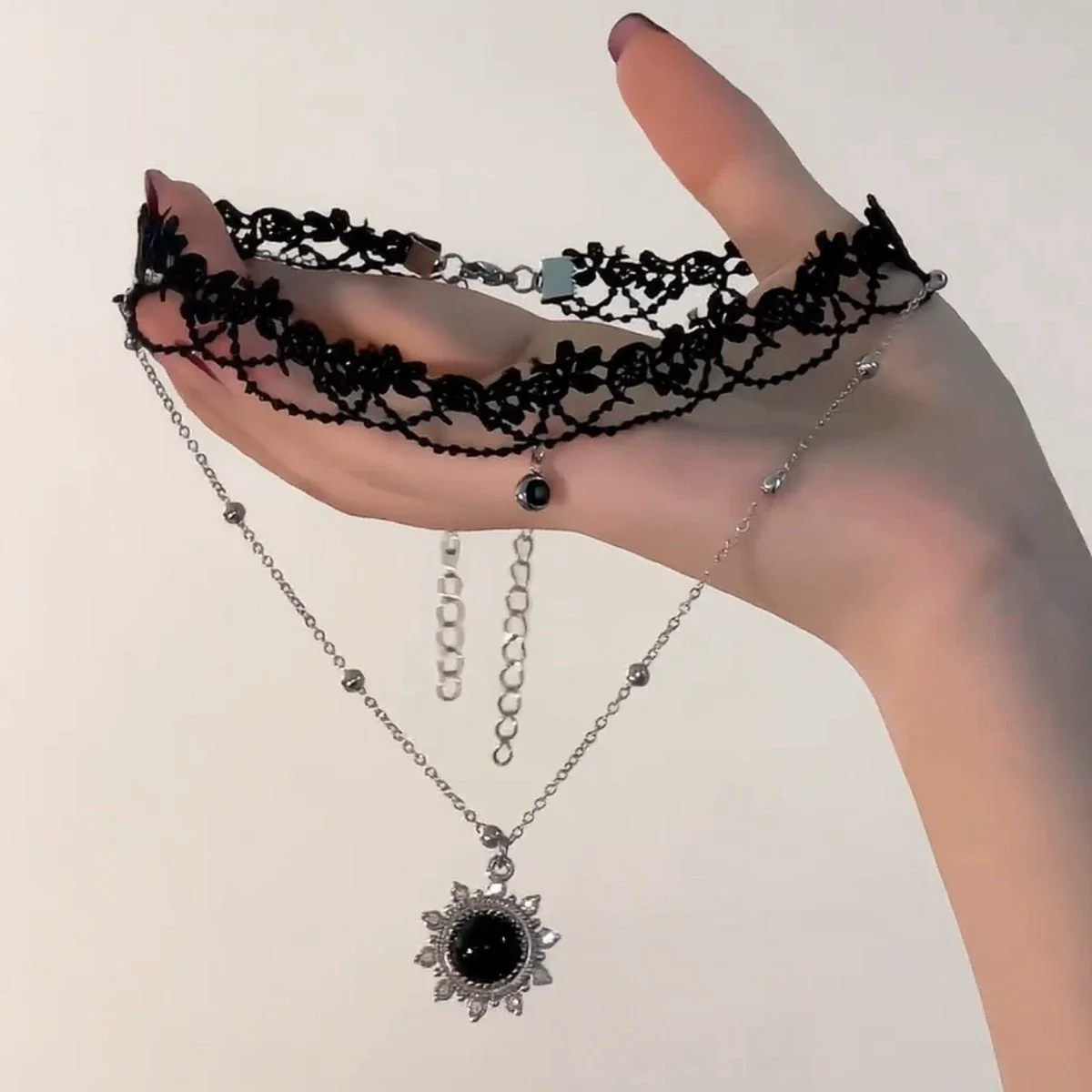 Gargantilla gótica Vintage con colgante de sol para mujer, cadena de encaje negro multicapa, amuleto Egirl, accesorios de joyería de Halloween, regalo