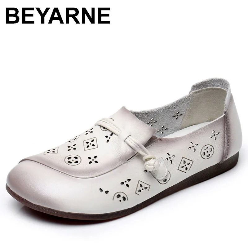 

Лето 2025 г., новая модная женская обувь на плоской подошве из натуральной кожи, женская обувь для мам, удобные полые сандалии ручной работы для беременных