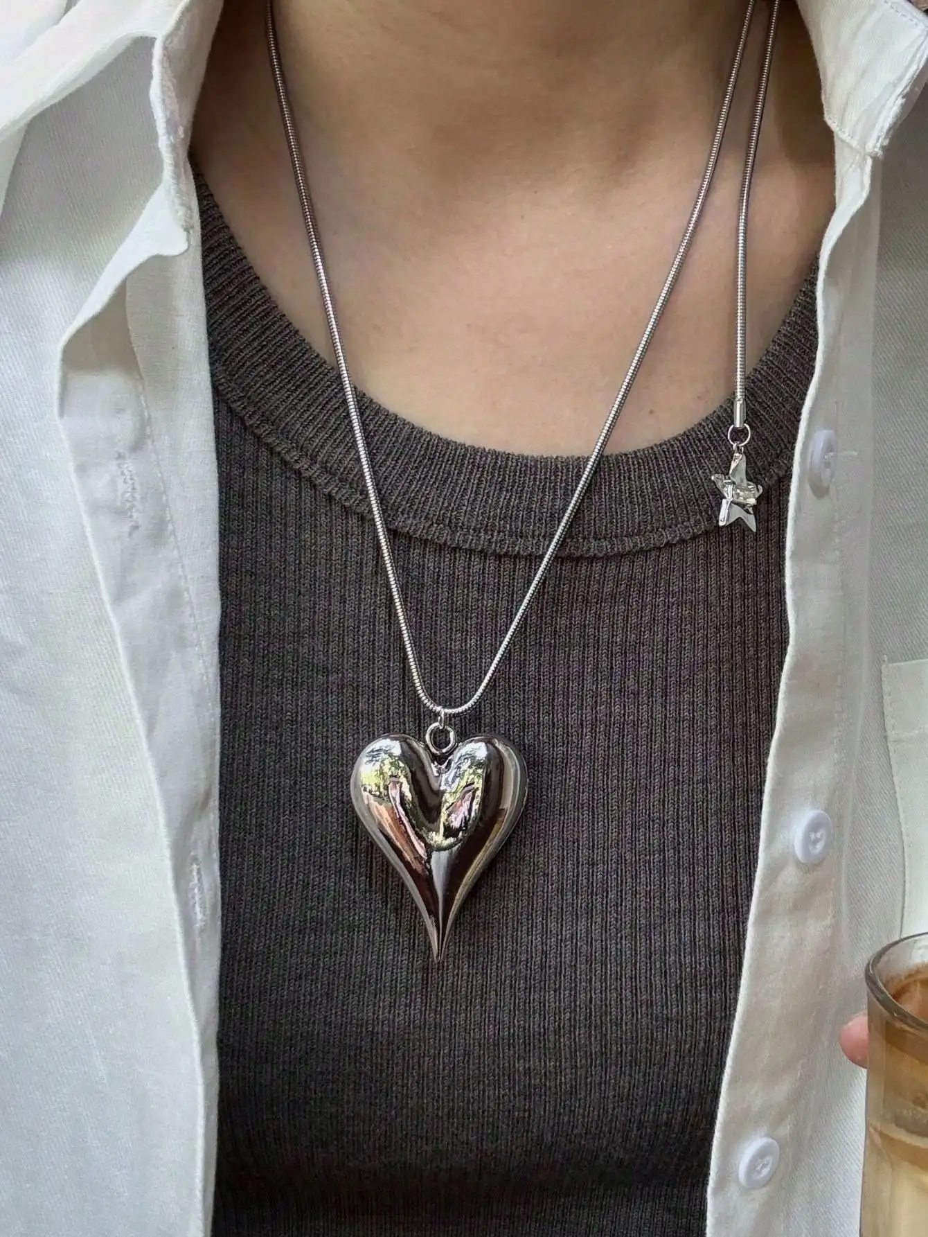 

Ожерелье с крупным полированным кулоном в форме сердца и подвеской в виде звезды на цепочке-змейке