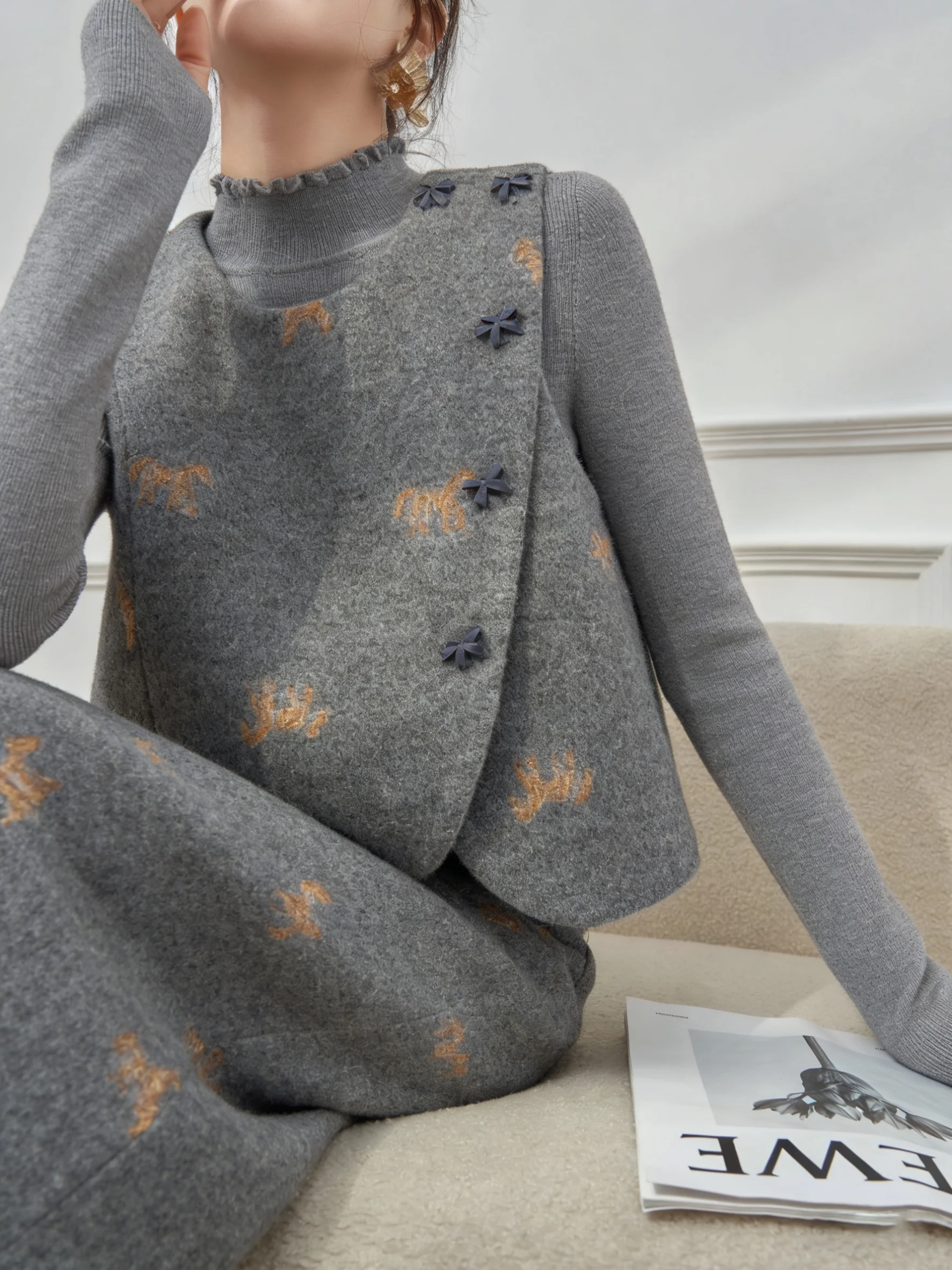 

Комплект из жилетки и юбки для женщин: модная весенняя коллекция, с высокой талией, круглым вырезом, на пуговицах, свободный крой, повседневный наряд