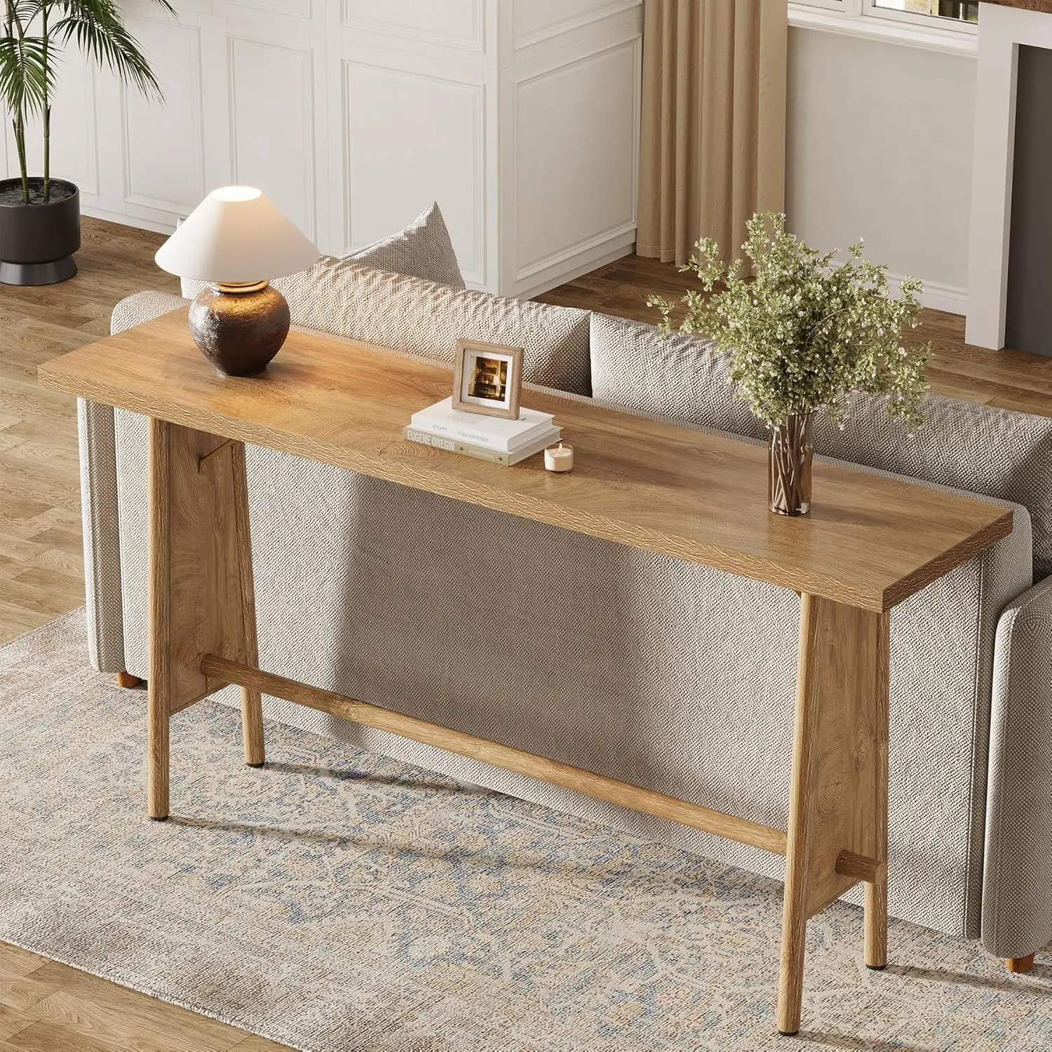 طاولة مدخل طويلة، طاولة وحدة تحكم حديثة بأرجل معدنية، وحدة تحكم أريكة خشبية خلف الأريكة للمدخل، القاعة