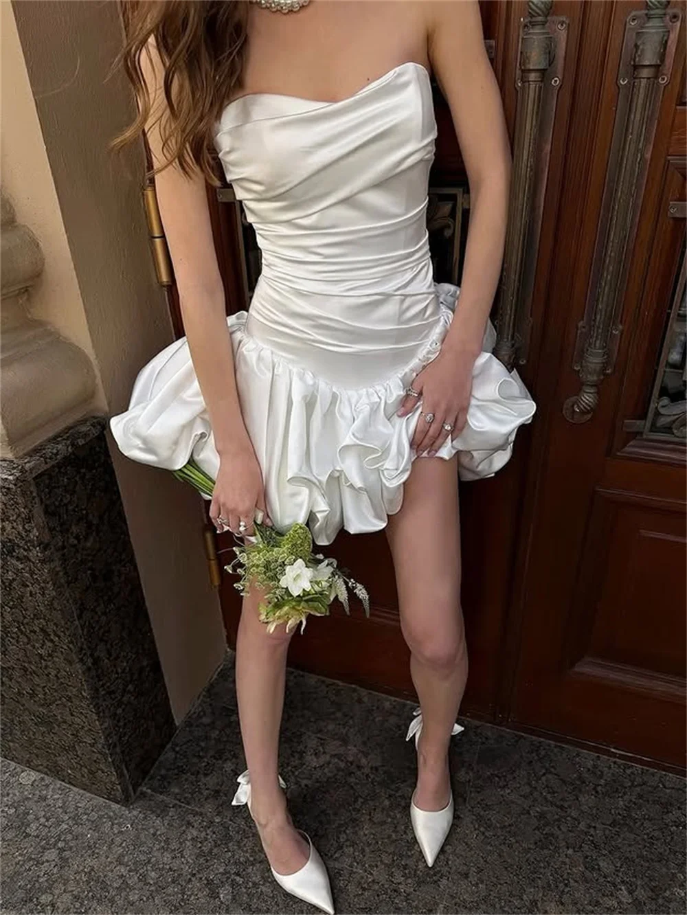 Tokyo Customized White Strapless Neckline Wedding Dresses Sleeveless Mini Elegant Bridal Veil 2025 Back Lace-Up Wedding Gown