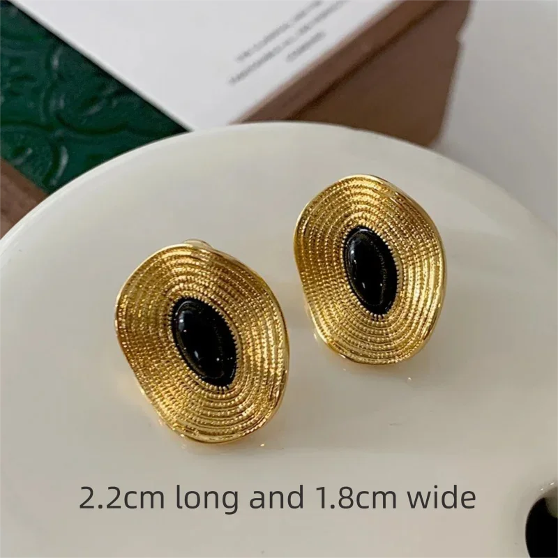 Irregular thread earrings with a fashionable temperament that never fades, enameled ladies' winter ear studs