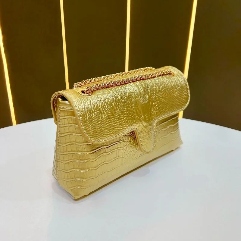 2026 Cross-border Light Luxury High-value Temperament Commuting Women's Fashion New Shoulder Chain Crossbody Banquet Clutch Bag