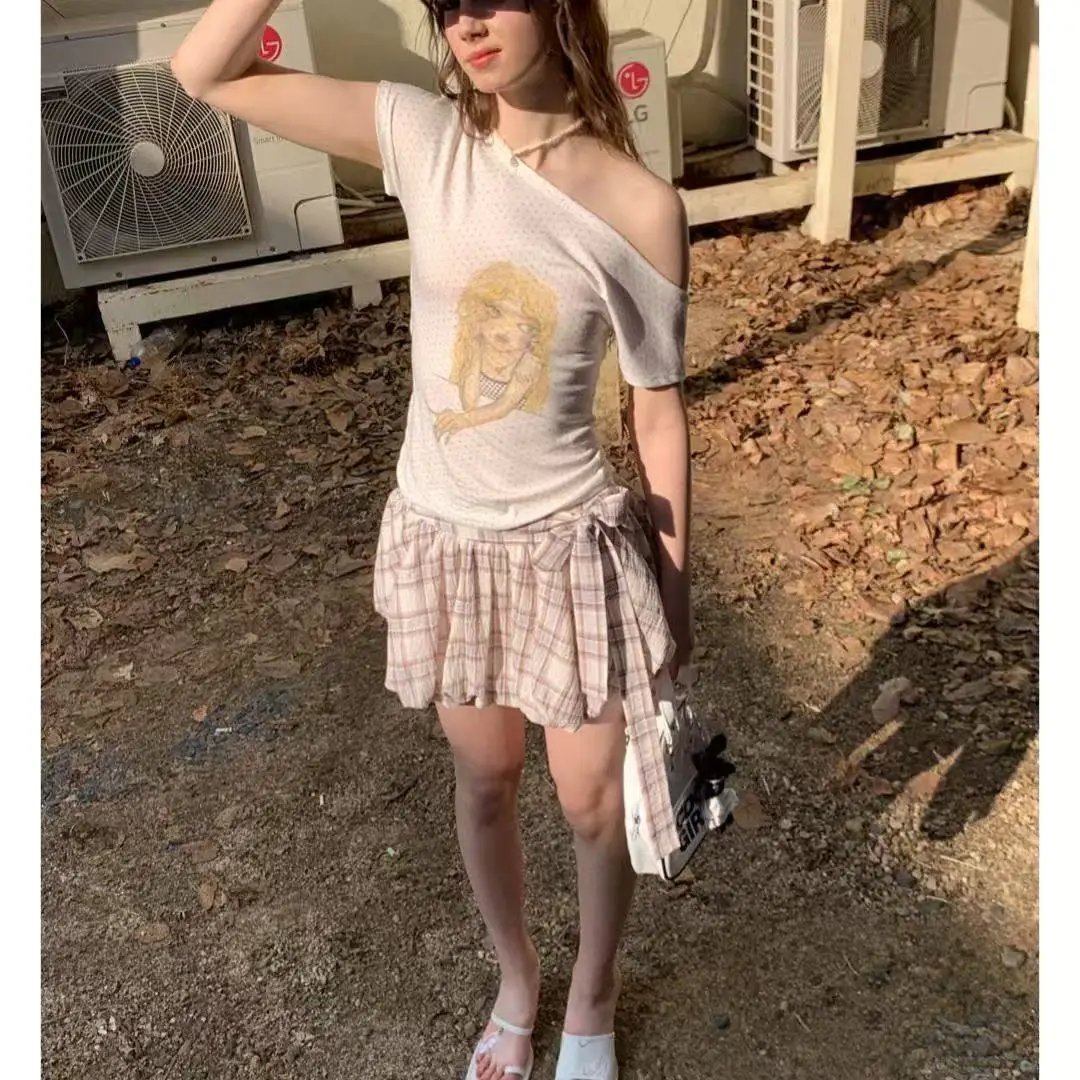 เสื้อยืดสไตล์ Y2K แบบเปิดไหล่ลายอนิเมะสไตล์ยุค 2000 ลายจุดสไตล์วินเทจฮาราจูกุ เสื้อสไตล์อเมริกันย้อนยุค