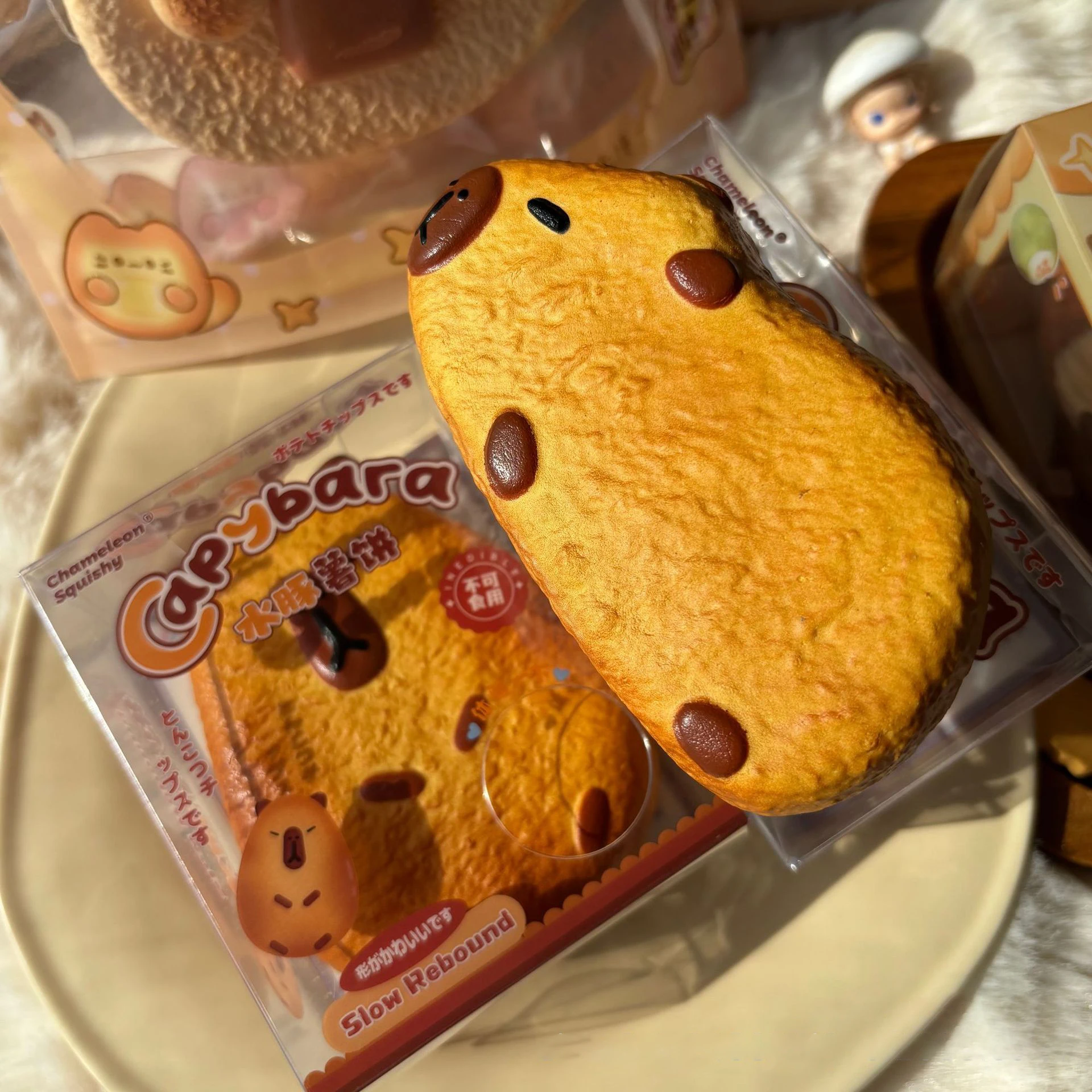 ふわふわカピバラ型のパン型スクイーズおもちゃ、ゆっくり戻る、濡れたような柔らかい感触、かわいい動物のピンチ感覚玩具、感覚玩具、不安解消、面白いおもちゃ