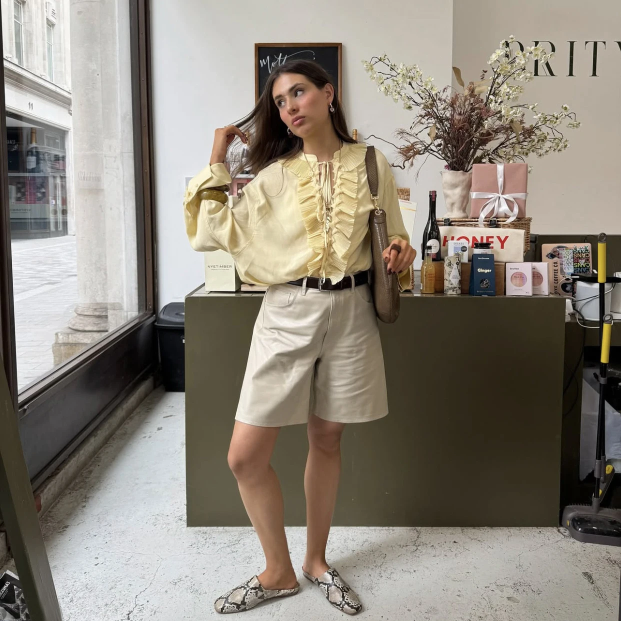 แฟชั่นผู้หญิงชีฟองขนาดใหญ่เสื้อ 2025 ฤดูใบไม้ผลิRuffleยาวพัฟเสื้อTop Trend Chic VคอLace Up Ladyจีบเสื้อ