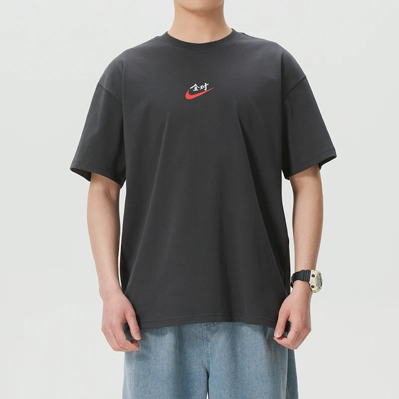 t-shirt-nike-sportswear-answer-sheet-da-uomo-per-gli-esami-di-ammissione-al-liceo-e-all'universita-t-shirt-traspirante-a-girocollo-a-maniche-corte-full-score-ir7584-060