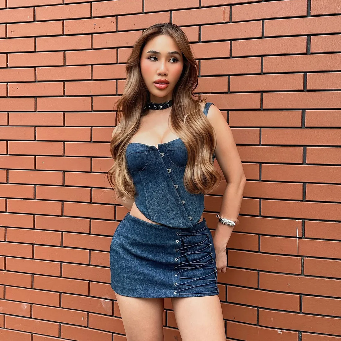 

Сексуальный укороченный топ с асимметричным кроем и застежкой на пуговицах + юбка-карандаш на молнии из денима, стильный комплект из 2 предметов для женщин.