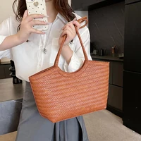 Bolso de hombro de cuero de PU de gran capacidad para mujer a la moda, bolso de mano con diseño tejido elegante para viajes en la playa de verano, uso diario informal