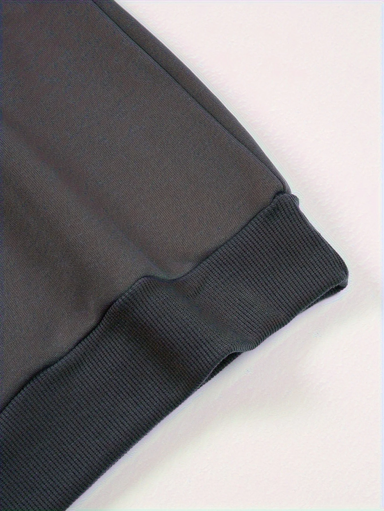 Moletom feminino com capuz Disney Minnie & Friends com zíper e texto "Feliz Páscoa" em fundo escuro