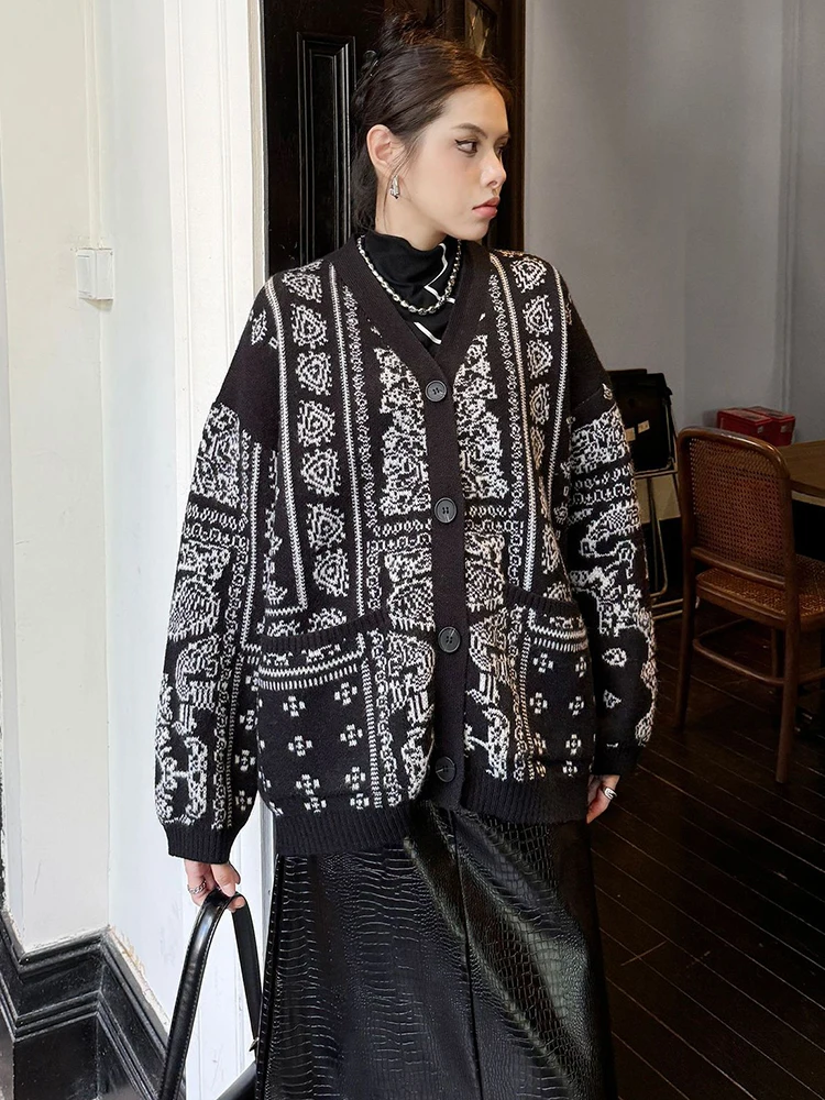 [EAM] Black Pattern Big Size Vintage Knitting Cardigan Sweater V-Neck Long Sleeve Women New Fashion Spring Autumn 2024  1DH7697